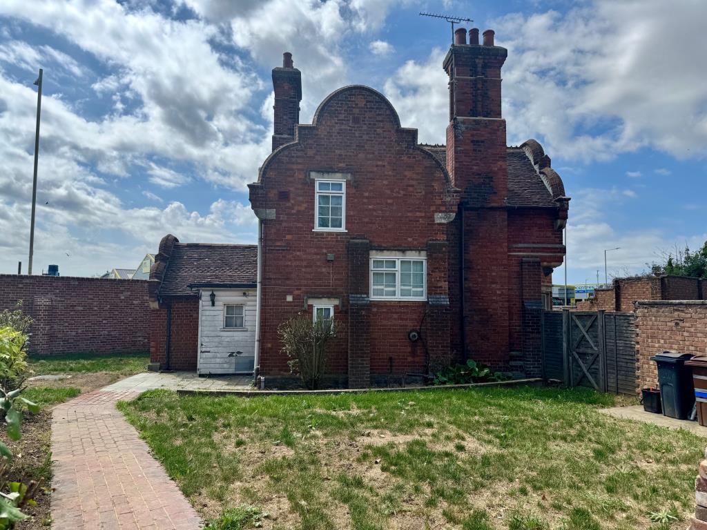 Lot: 181 - PERIOD THREE-BEDROOM LODGE HOUSE FOR IMPROVEMENT - Side view of property